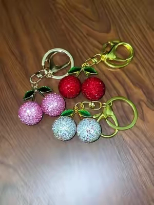 Diseño lindo en forma de cereza, perfecto para decorar tus llaves y bolsos. 🍒✨#CherryCharm#TikTokMadeMeBuy#BestieGift#TikTokFinds#keychain