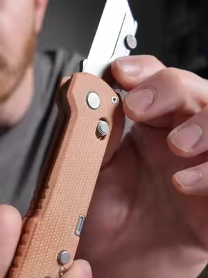 This is the quickest indicator 🤷‍♂️ #utilityknife #oknife #tools #utilityblade 