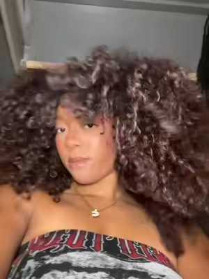 She eats 28in kinky curl wig 