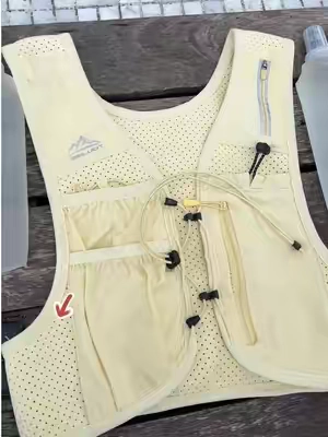What do you guys take with you when you run?🤔#runningvest #Zelvot #outdoorgear #runninggear #TikTokMadeMeBuyIt 