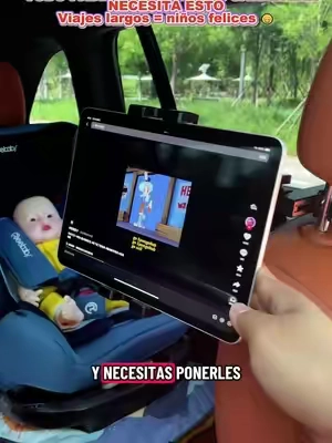 Ya no tienes que sostener la tableta durante todo el viaje 😅 Colócala en el reposacabezas y deja que la vean con las manos libres. #tiktokmademebuyit #backseat #cargadgets #familytravel #coolgadgets