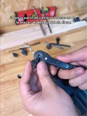 Olvídate de luchar con el mandril de tu taladro. Esta llave de carraca ofrece mejor agarre, ajuste rápido y más comodidad para cambiar brocas durante tus proyectos.drill chuck key, ratchet wrench, drill repair tool, magnetic tool, woodworking tools, mechanic tools, DIY tools#DealsForYouDays #SummerVibes #ToolTok #DIYprojects #PowerTools 