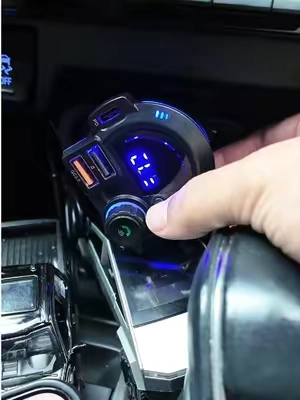 Acabo de sacar mi licencia y me dieron el carro familiar viejo, pero con este mini adaptador puedo manejar mucho más relajado escuchando mi música sin lidiar con cables molestos #nuevoconductor#tiktokshopsummersale#Summerwins#SummerFinds #WeeklyDeals