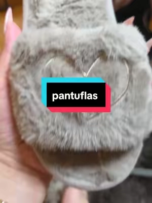 La comodidad que tus pies merecen. Suaves, cálidas y perfectas para relajarte en casa.  . . #TikTokShopCreatorPicks  #Pantuflas #Comodidad #MustHave