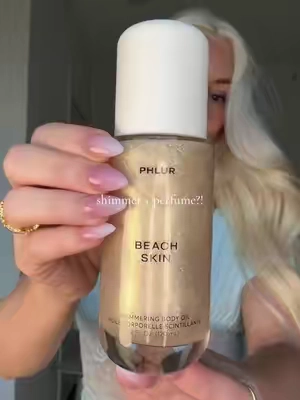 The perfect sparkly shimmery body oil & in my fave summer scent! ✨ #phlur #perfumetiktok #fragrance #summerscents #bodyoil