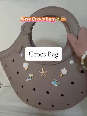 obsessed 🤎perfect size Bag from Crocs ✨️👜@Crocs #crocs #crocsnewarrivals #totebag #purse #tiktokshopcreatorpicks 