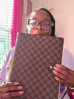 This little binder is about to make life a whole lot less chaotic. 😭📂 #familyorganization #homeorganization #budgetbinder #organizationhacks #momlifehacks 