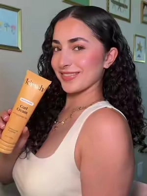 Defined curls without the crunch. ✨🤍 What's your favorite way to style your curls? 💖 #kitsch #curlcream #curlyhair #haircare #beauty 