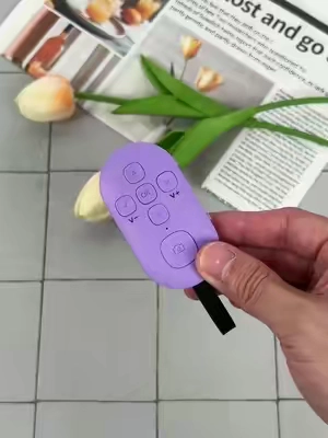 Photos, scrolling, volume — one tiny thing does it all?#tiktokmademebuyit #tiktokshop #coolgadgets #remotecontrol #bluetoothremote 