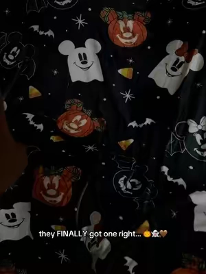 this one earned a permanent spot on my couch 🎃🤎👻 #disneyhalloween #disneyhalloweenmerch #mickeyandminnie #mickeymouse #halloweenblanket