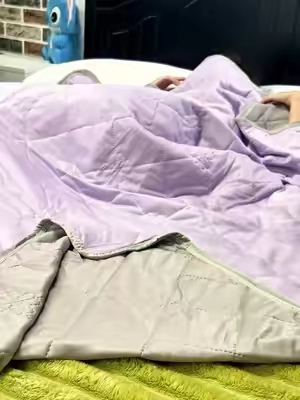 Edredón ligero 100% refrescante, ideal para quienes odian dormir con calor #coolingblanket #heatwave #summerwins #hotsleeper 