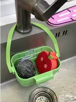 Si te toca lavar los platos después de cenar, ¡este colador para el fregadero es un must! Atrapa todas las sobras mientras lavas, evitando que el desagüe se tape. ¡Es el truco definitivo para tener una cocina más limpia y feliz! #ColadorDeFregadero #OrganizacionDeCocina #EscurrirPlatos #TrucosDeCocina #UtensiliosDelHogar 