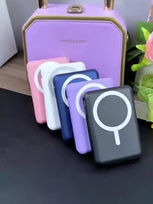 Carga rápida por ajuste magnético, olvídate de la ansiedad por la batería al salir. Cuenta con cables USB‑C y Lightning integrados, sin cables adicionales para una carga rápida y cómoda.#powerbank #tiktokshopdealsforyoudays #DealsForYouDays #summerwins #fastcharging