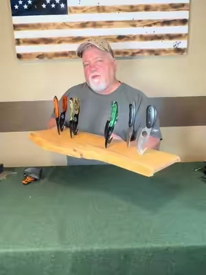 Hunters, here’s a great knife set from elk Ridge. Two knives that fit into the same sheath. You get the skinning knife with the gut hook and the straight blade knife. Many handle styles to choose from. Stainless steel blades. #knife #hunting #trapping #sportsman #elkridge 