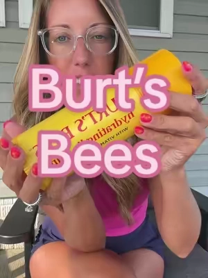 🐝 👄 #burtsbees #lipbalm #burtsbeeslipbalm #chappedlips 