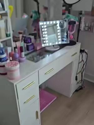 This LED mirror helps so much to see when applying makeup!  #LEDmirror #vanitymirror #makeupmirror 