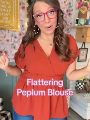 Sooooo flattering! 👏🏻 👏🏻 And the colors are gorgeous! #peplum #peplumtop #blouse #blouses @Evaless official 