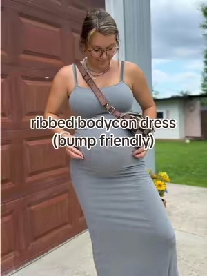 Sooo stretchy and comfortable on the bump. @PUMIEY helping us pregnant girls out with this one 🤭 #maternityfashion #bumpfriendly #maternitydress #bumpfriendlydress #thirdtrimester 