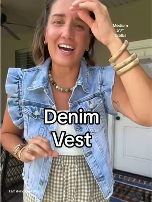 The ruffles on this denim vest OMGGG 😍 #denimvest #vest #vestoutfit #falloutfits 