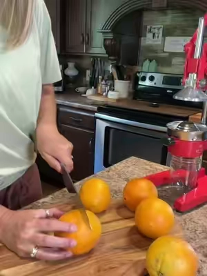 There’s peace of mind knowing what is going into your body. #juicer #orangejuice #madefromscratch #nontoxicliving #castiron 