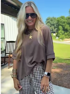This tee is too good! Love the oversized fit and longer sleeves! So comfy and cute for fall! #tiktokshopcreatorpicks #basictee #oversizedtee #basictshirt #backtoschooloutfit 