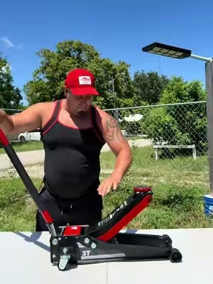 🚗🔧 Levanta tu vehículo de forma rápida, segura y profesional con este gato hidráulico de 3 toneladas. Su diseño de perfil bajo es ideal para autos deportivos, sedanes, SUVs y camionetas. Cuenta con sistema de doble pistón para elevación rápida, descenso controlado con certificación de seguridad GS y un rango de elevación de 3.35” a 19.69”. Una herramienta indispensable para reparaciones, cambios de llantas y mantenimiento en casa o en el taller. 💪🔥 #Summerfinds #TikTokShopSummerSale #3 Ton Low Profile Racing Floor #CarJack #FloorJack 
