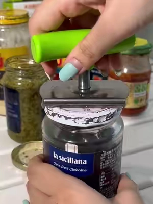 1 gadget, 100 bottles & cans. Your kitchen just got simpler.#jarhack #musthave #kitchentips #jaropener #easytokitchen 