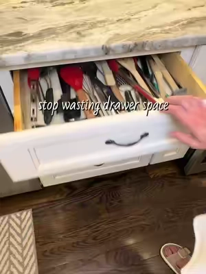 This expandable drawer organizer quickly neatens up your kitchen drawers so everything has a place. #drawerorganizer #kitchenorganization #drawerorganization #organizationhacks #kitchenmusthaves 