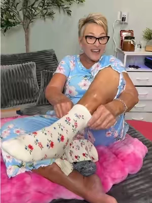 If you have a hard time wearing socks you need to try these socks!! #diabeticsocks #stretchsocks #circulatoryproblem #socks #tiktokshopcreatorpicks @Pembrook Shop 