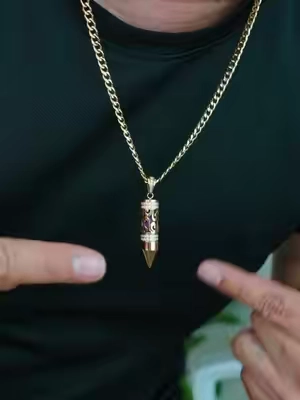 Pensé que era solo un collar… hasta que descubrí que también funciona como difusor portátil para tu aroma favorito. #MensJewelry #Aromatherapy #GoldChain #TikTokShop #MensStyle