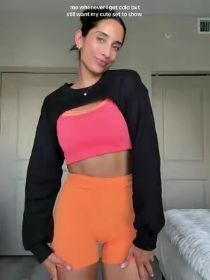 So many colors, and so cute over a workout set! 🧡 #shrug #workoutset #hoodie #croppedhoodie #workoutshrug 