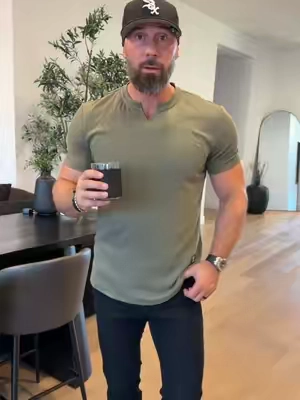 This V Nevk from JMIERR is going to give you the comfort of a T shirt but elevate your look so you’ll definitely be turning heads! - #summerwins #jmierr #vneck #fittedtee #fitover40 