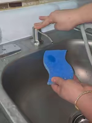 Dispensador de jabón para tu cocina #soapdispenser #kitchensink #dispensadordejabon #cleaning #tiktokshopping 