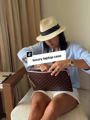 NEW!! Chic checkered luxury laptop case that holds a laptop up to 14 inches!Soft padding on the inside to protect your computer!  #checkeredlaptopcase #tiktokshopnewarrivals #luxurylaptopcase #tiktokshopcreatorpicks #computercase@DAILY RITMO 