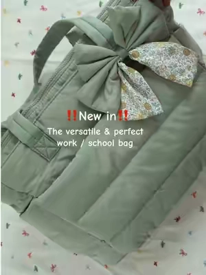 This bag is versatile and perfect! I use it as a work bag. I love all the separated pockets to keep everything organized. The cute print inside is a bonus! #totebag #workbag #collegebag #officebag #packwithme 