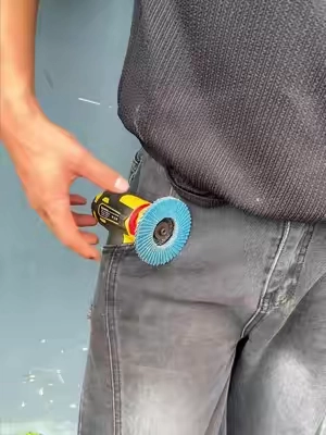 Cuando solo necesitas cortar un tornillo o quitar óxido, nadie quiere andar cargando una amoladora grande y pesada.#mechanic #anglegrinder #repair #toolset #garageessentials 