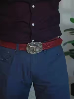 Cinturón BELTROAD de piel con grabado vaquero y hebilla automática desmontable. Funciona con sistema de trinquete, así que no trae hoyos: se ajusta al milímetro y no se deforma con el uso. La hebilla viene en diseño de toro, de póker o de caballo, en acabado dorado o plateado, y se cambia sin herramienta. Viene en caja de regalo, buena opción para el día del padre o un cumpleaños. #Cinturones #EstiloVaquero #ModaHombre #AccesoriosDeHombre #BELTROAD 