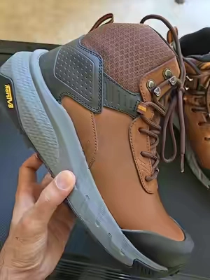 ¿Buscas unas botas de trabajo ligeras e impermeables? Estas botas de trabajo cuentan con puntera de goma dura, suela antideslizante, suela amortiguadora y comodidad durante todo el día para trabajos exigentes. Mantente seco, mantente cómodo y descubre por qué tantos trabajadores las recomiendan. ¡Echa un vistazo a las opiniones y hazte con las tuyas a través del enlace de abajo! #botadetrabajo #zapatosdetrabajo #waterproofboots #menboots #workboots 