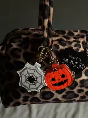 The cutest keychains I keep my spare change in these 😭🎃 #halloween #halloweenkeychains #halloweenlover #purseaccessories #fallaesthetic 