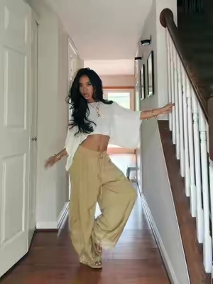 OOO here she comes🌞#beachoutfit #bohooutfit #pants