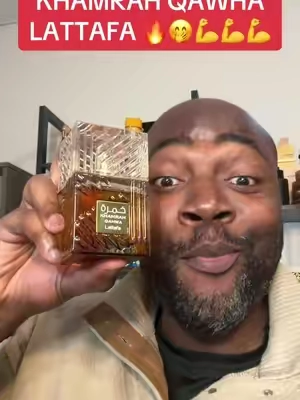 Khamrah Qahwa de Lattafa es un perfume unisex cálido y especiado que huele a un postre gourmet delicioso. Destaca por sus notas de café arábica tostado, vainilla cremosa, canela y praliné. Es una fragancia rica, dulce y muy atractiva, ideal para climas fríos. #perfumeforwomenonabudget #bestperfumesforcompliments #perfumestoget 