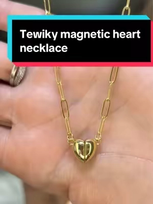 The price of this necklace is so good! I am in love with this magnetic heart necklace from @Tewiky #tewikyjewelry #heartnecklace #magneticclaspjewelry #paperclipchain #tarnishfreejewelry 