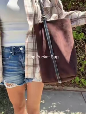 THE bag for fall 🍂 @Gap #gap #bucketbag #fallbag #totebag 