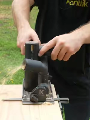 Meet the Fanttik O11 Pro: a compact 2.3 lb circular saw with a 4,500 RPM motor, 3⅜” blade, 1” cutting depth, and over 70 cuts per charge. It slices through a 1×8 board in about 3 seconds—and comes with a rip guide, spare blade, sawdust funnel, and real-time battery display. 🔥🪚 #circularsaw #fanttiktools #fanttik #woodworking #electricsaw #DIY #woodtok #wood #newtool #saw
