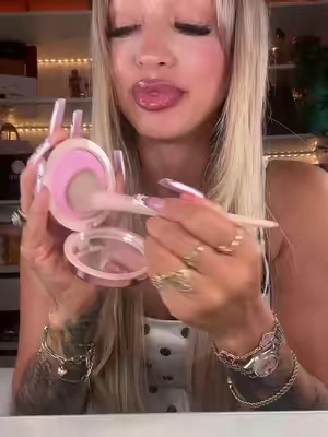 Viral pink pressed powder now has a brush 💕🌸 #tiktokshopsummersale #pressedpowder #pinkpowder #makeup 
