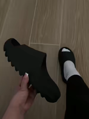 #Stockx #Yeezy #yeezyslides #YZY #yeezyslidesonyx 
