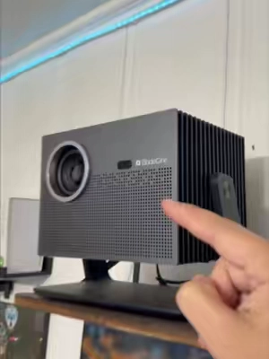 Tienes un proyector pero aún no tienes una pantalla blanca donde proyectarlo?, esta pantalla motorizada es perfecta para usarla en cualquier parte de tu casa y viene con su control para subirla o bajarla a distancia solo presionando un botón #proyectores #summersales #latinosenusa #projector #projectorscreen #pantallaparaproyector