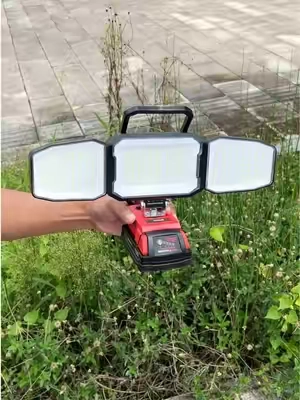 Me gusta mucho cómo se ajustan los cabezales laterales—esta cosa realmente ilumina en todas direcciones.#cordless #light #worklight #milwaukee #construction 
