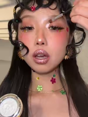 Actually insanely pigmented🪽✨the shade is moonlight#trendingmakeu #multichrome #whitehighlights #whiteeyeshadow #sheeneffect @SHEEN EFFECT SHOP 