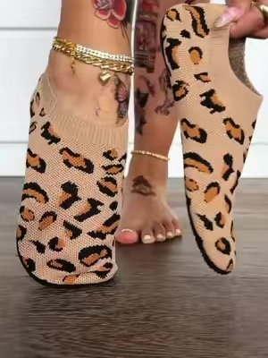 I bet these house slippers are gonna be a hit.#barefootshoes #watelves #tiktokshopsummersale #leopardprint #houseshoes 